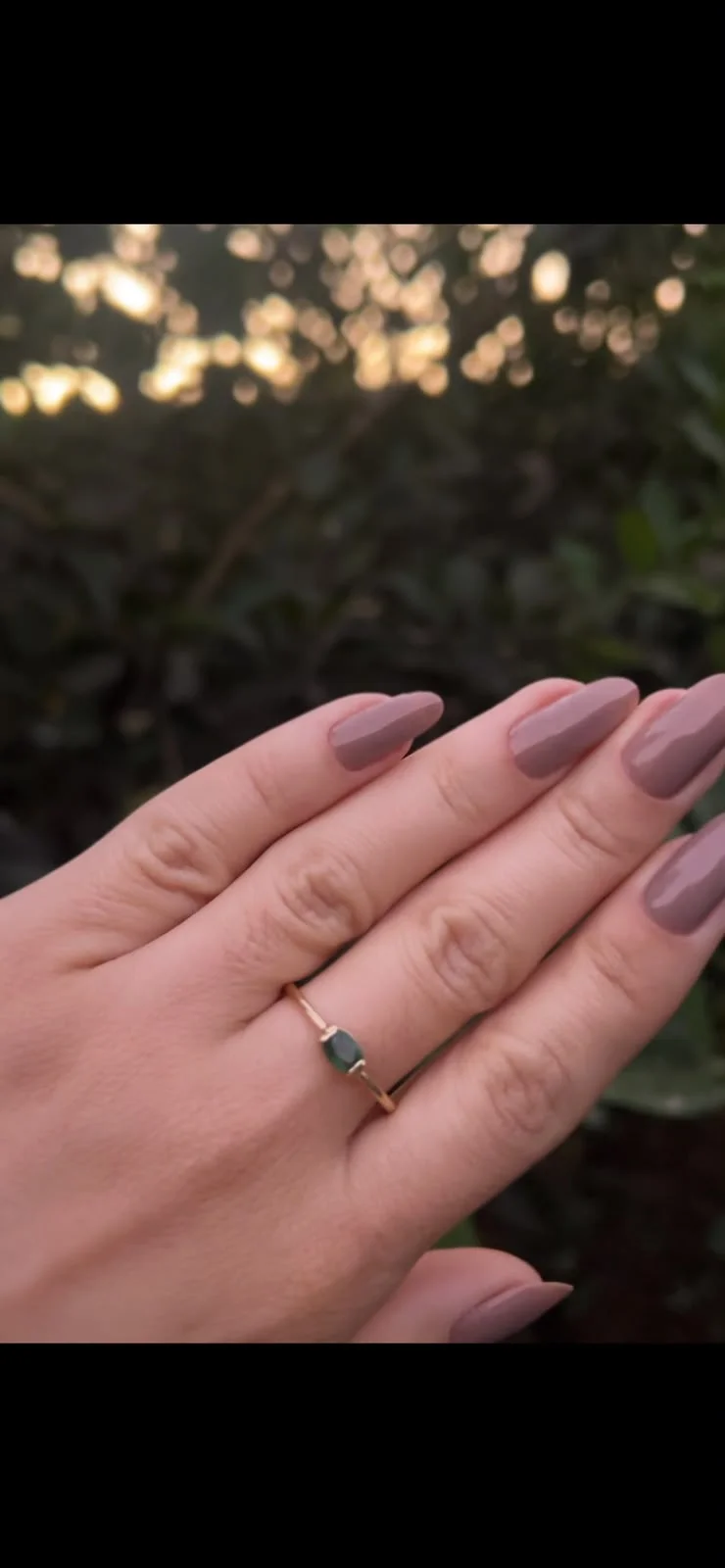 Anel autoral em ouro 18k com esmeralda natural em uso.