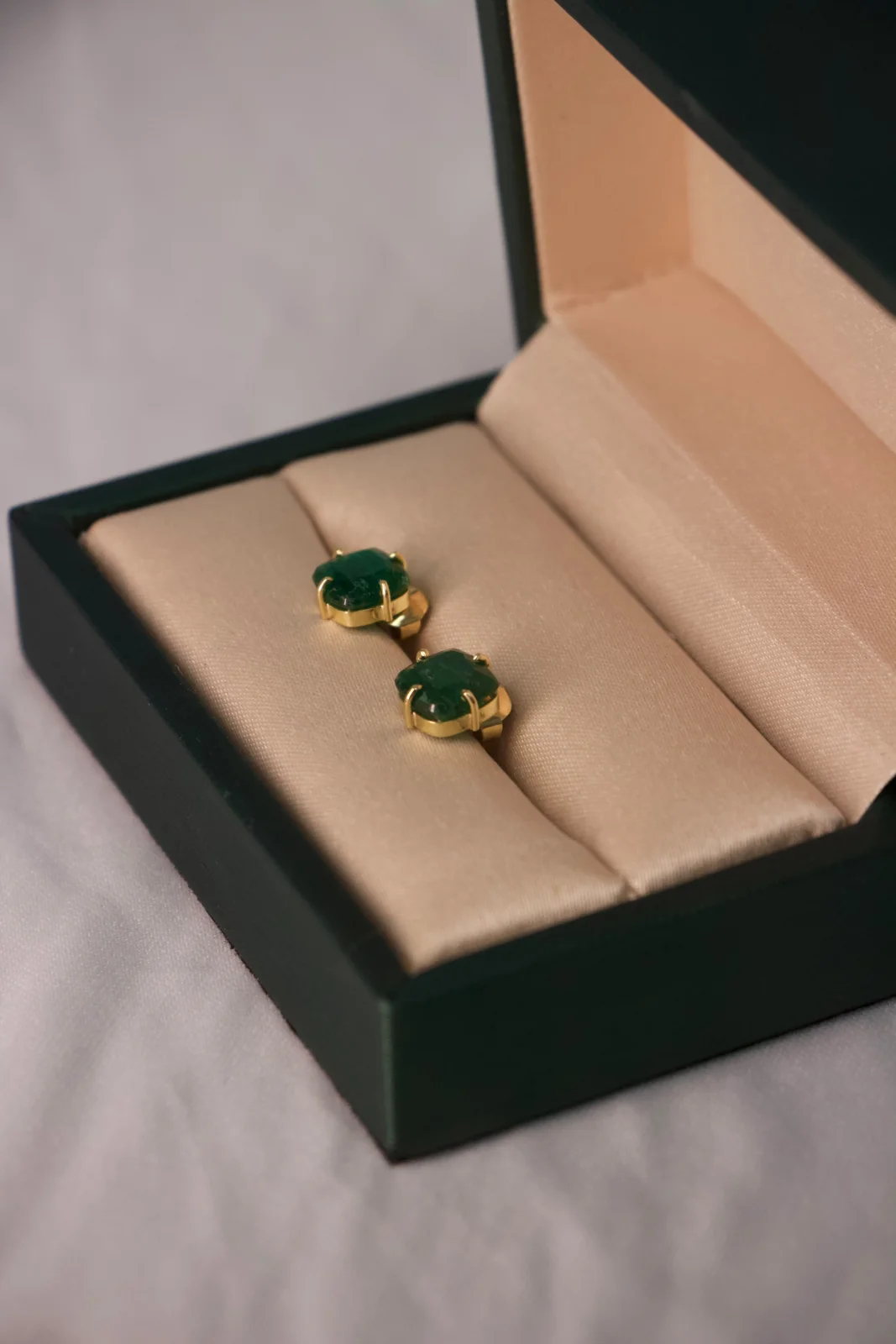 Par de brincos em ouro 18k com esmeraldas naturais em estojo.